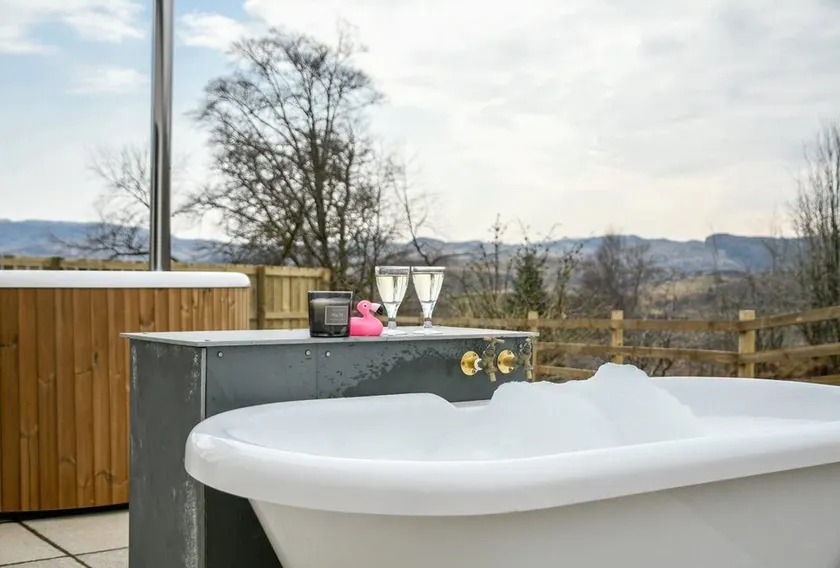 Beautiful 3 bedroom house with Hot tub, Sauna and Log burner stove - Image 1