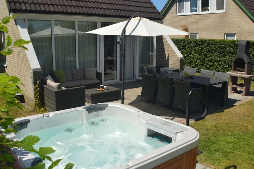 House with sauna, outdoor spa and pedal boat - Image 1