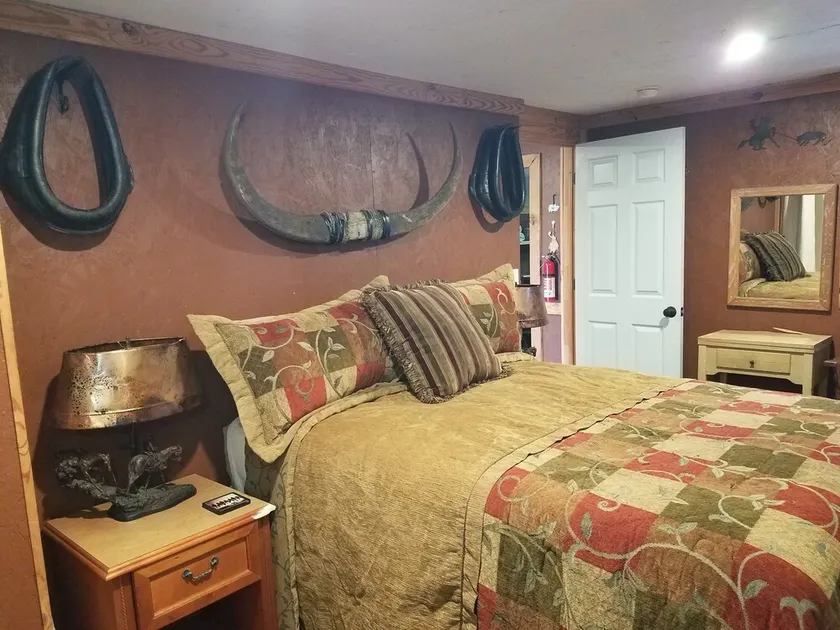Rustic Rural Cabin - Image 1