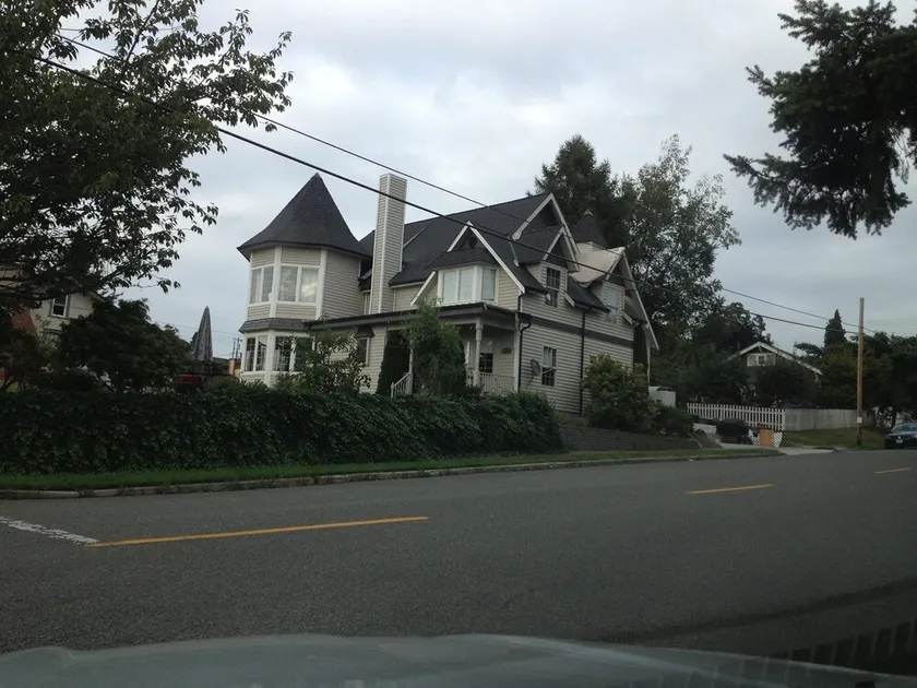 Beautiful victorian house, walk to shopping & historic district, & so much more - Image 1
