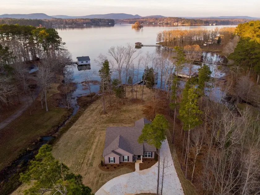4 Bedroom 2 Bathroom Lake House Sleeps 10 on Lake Guntersville - Image 1