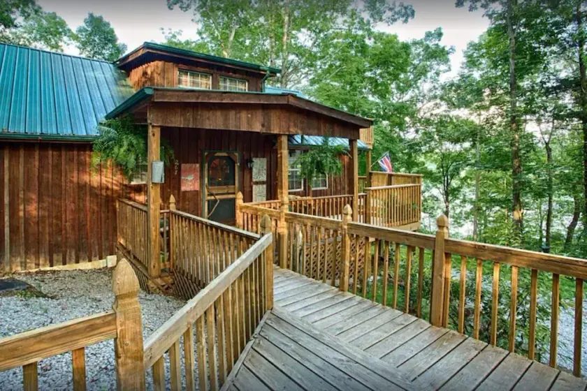 Rustic Luxury Lakefront Cabin in Beautiful Wooded Surroundings - Image 1