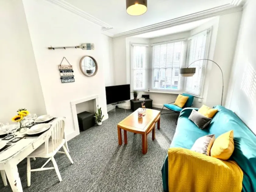 Sunny Flat in the Heart of Hove, Close to Beach - Image 1