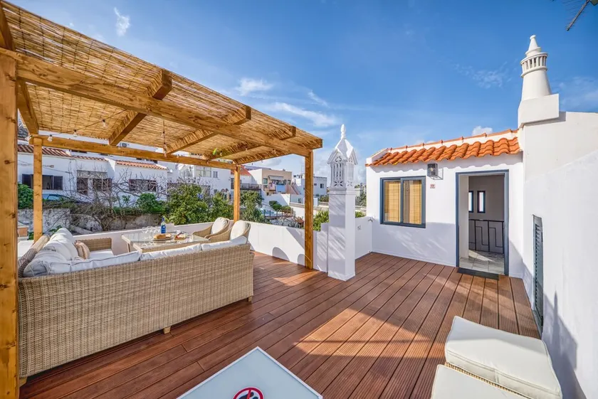 Casa Limão – Charming Apartment with Roof Terrace near Praia Grande - Image 1