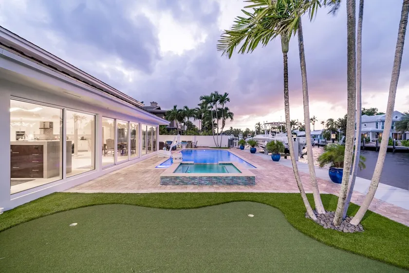 Luxurious, Modern House with Waterfront Pool & Spa - Image 1