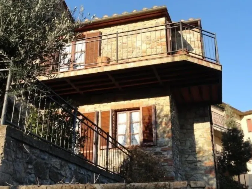 Smukt stenhus i Toscana med terrasse og balkon. - Image 1