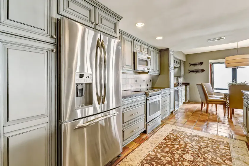 Upscale,  newly furnished, single level end unit, with 180 degree view - Image 1