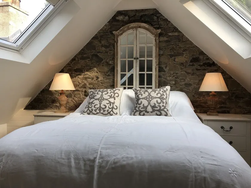 A light filled studio space, with large bathroom and balcony bedroom - Image 1
