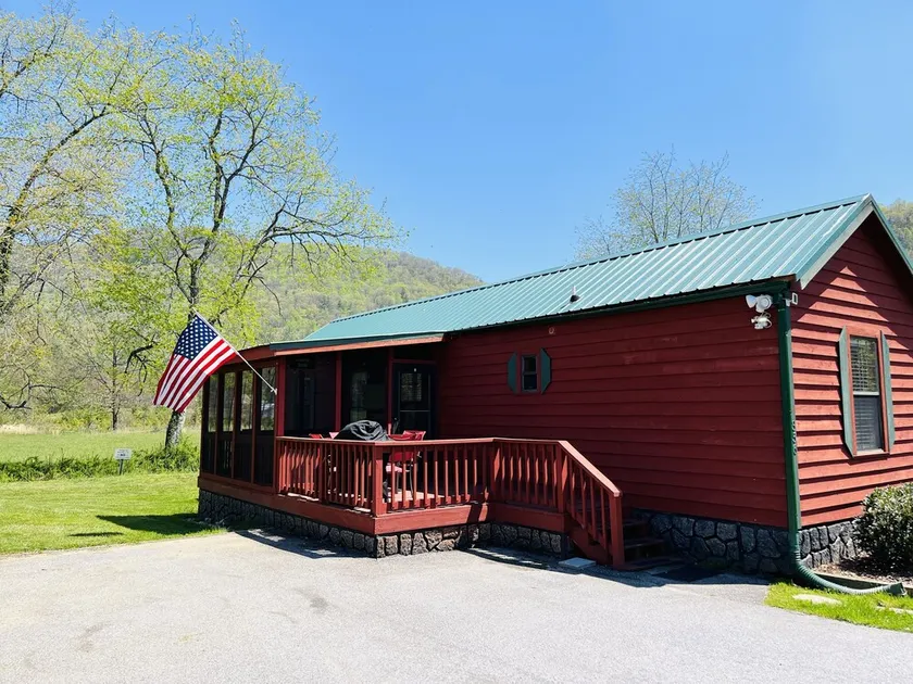 Cozy Cabin in River Vista Mountain Village RV/Cabin Park + Amenities - Image 1