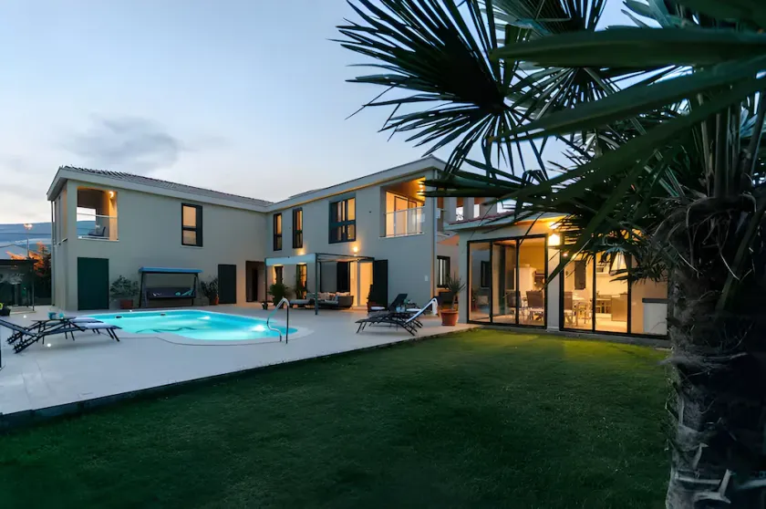 Villa Marta Luxury House with Heated Pool - Image 1