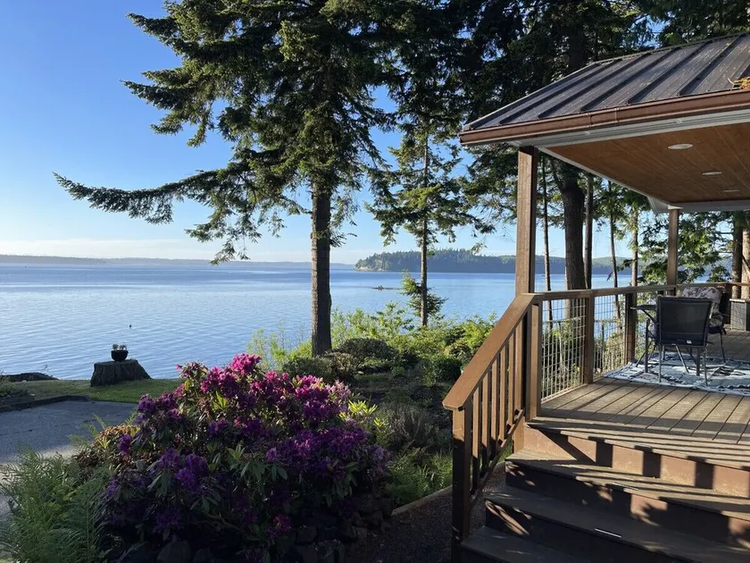 Puget Sound Chic Romantic Cottage with Private Beach Access & Gated Entry - Image 1
