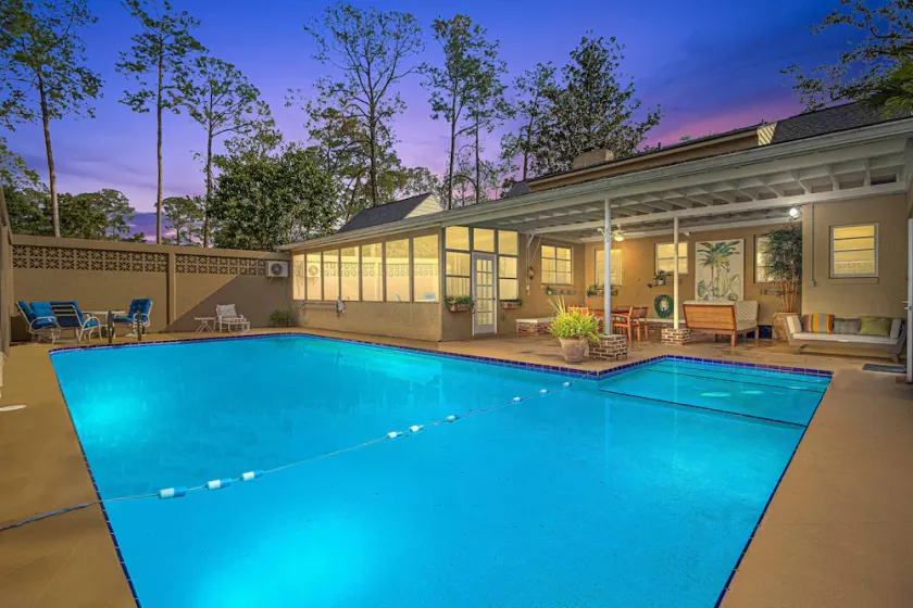 Hot tub, pool, bbq, game room near downtown - Image 1