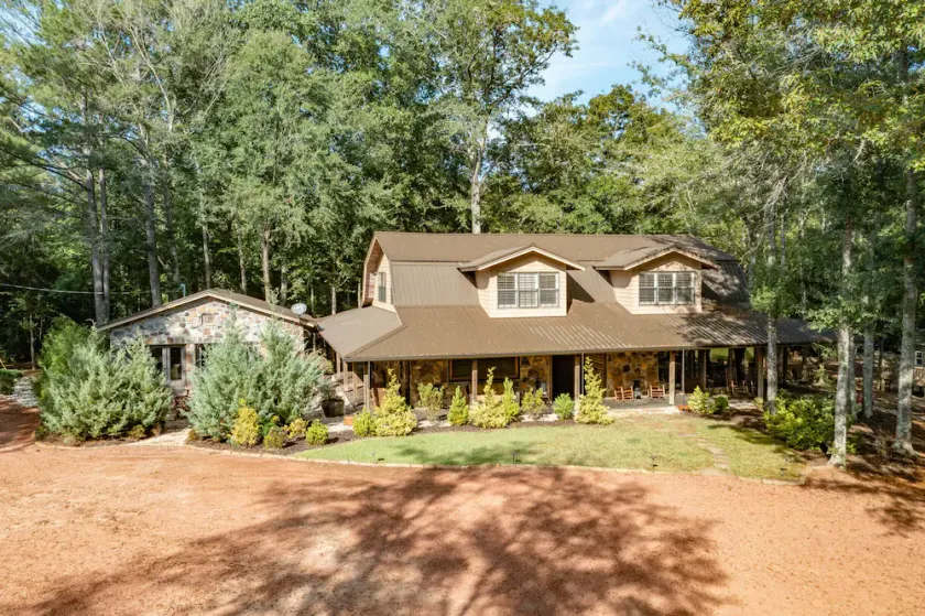 Spacious Riverside Lodge on 370 acres near Tuscaloosa, 8 bedrooms - sleeps 15 - Image 1