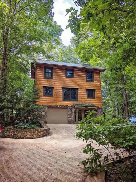 Chilhowee-Big log cabin with hot tub by the Ocoee - Image 1