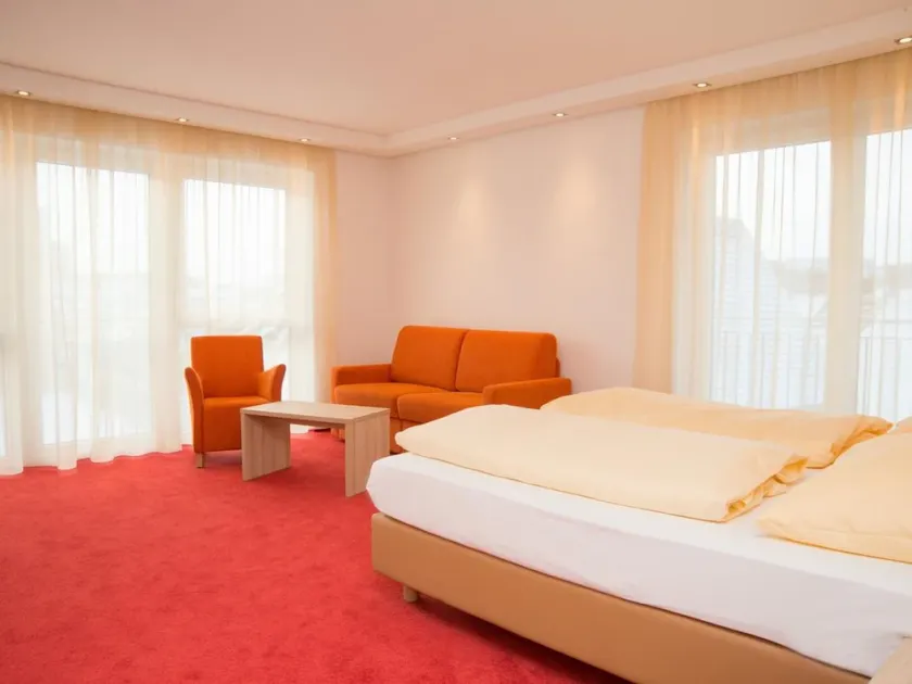 Suite Júnior, cerca de 42m² com TV de tela plana e internet sem fio - Image 1