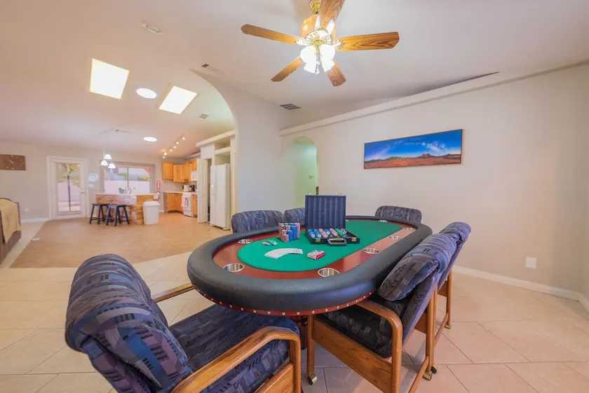 1 Story 5 Bedroom, RV Parking, Hot Spa, Must See Strip View! - Image 1