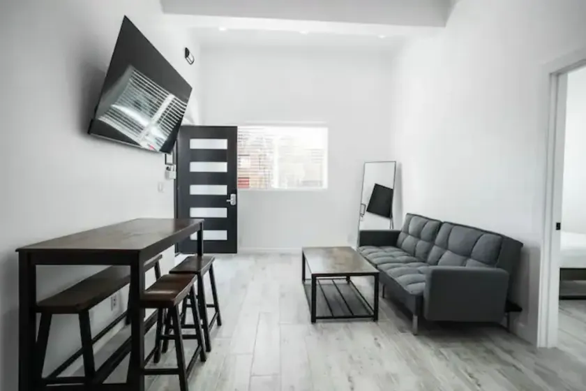 New Luxurious One Bedroom One Bathroom Guest Suite - Image 1
