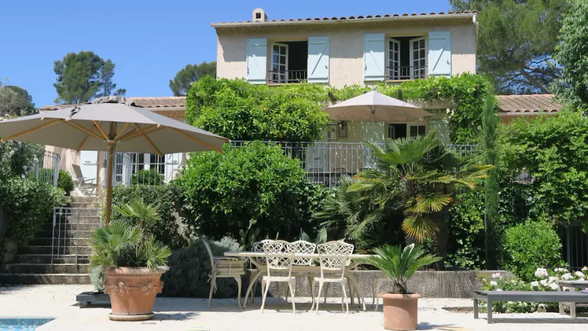 Luxuary villa 180 m2  with a   nice 20 acres  garden and swimming pool  11 x 7 m - Image 1