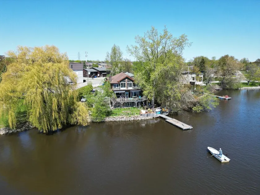 Au bord de l'eau Chalet near Montreal 15 min Airport - Image 1