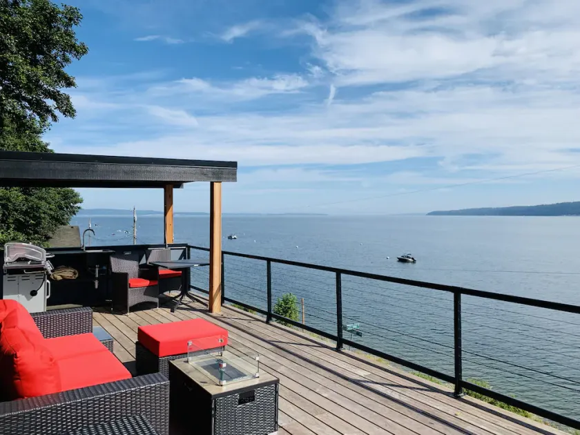 Modern beachfront getaway w/hot tub and rooftop deck - Image 1