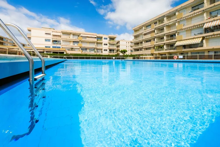 Apartment 'Des Vacances De Rêve À Mandelieu' with Shared Pool and Air Conditioning - Image 1