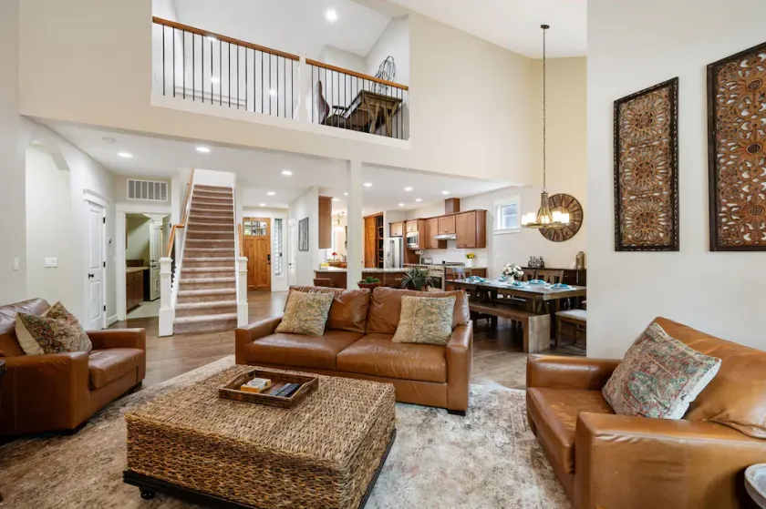 Luxurious Retreat in SW Portland with 7-Person Hot Tub – Sleeps 14 Comfortably! - Image 1