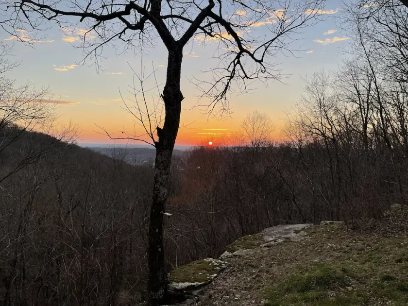 Le front de montagne s'éloigne!  Privé et calme, parfait pour un romantique obtenir un moyen! - Image 1