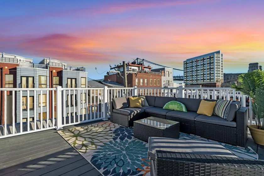 Prime City Condo Parking + Skyline Views - Image 1