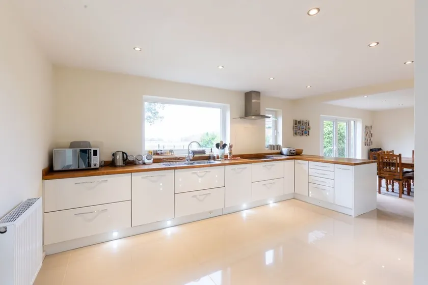 Grand 5BR Home in Market Harborough with Parking - Image 1
