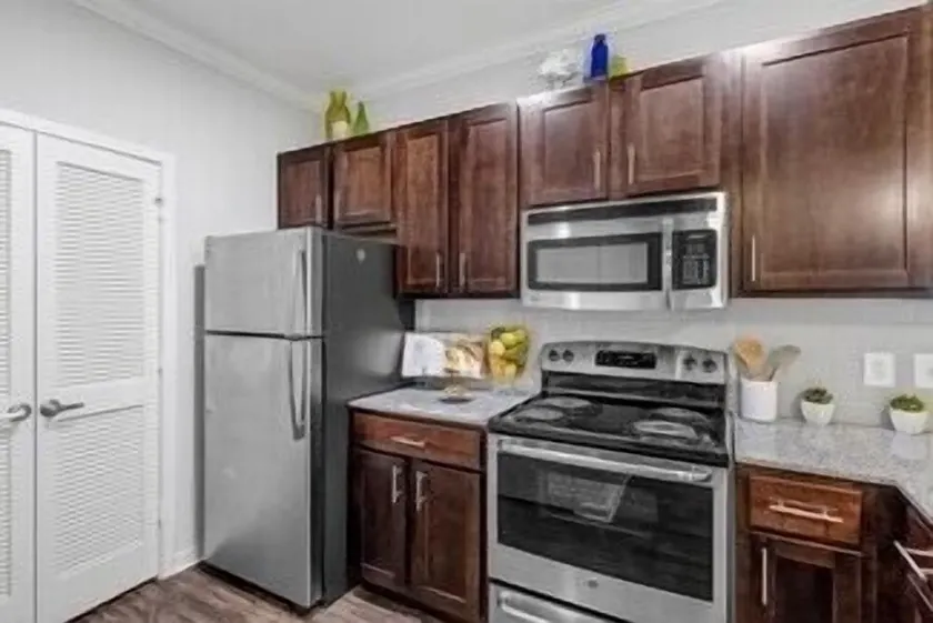 Luxurious & Cozy Two Bedroom Apartment! - Image 1