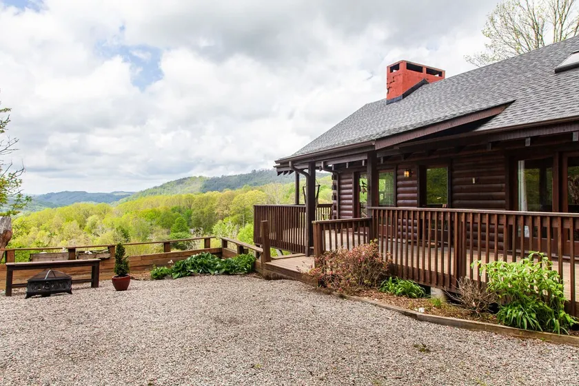 Well-appointed cabin with expansive mountain views, nature and tranquility. - Image 1
