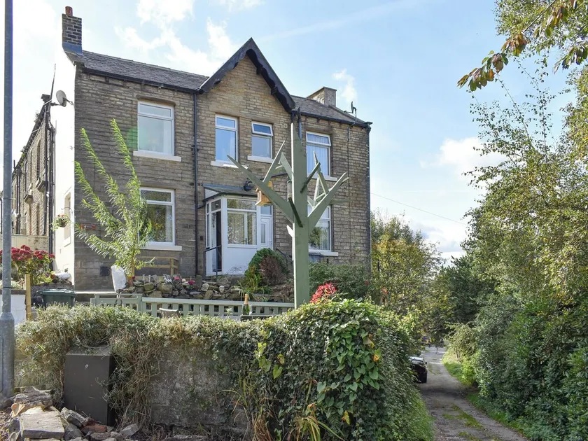 A beautiful cottage boasting wonderful views over the surrounding Colne Valley. - Image 1