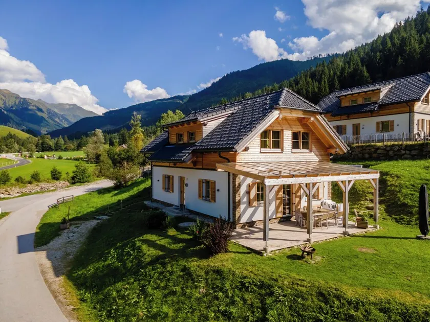 Chalet avec terrasse couverte, sauna et belle vue - Image 1