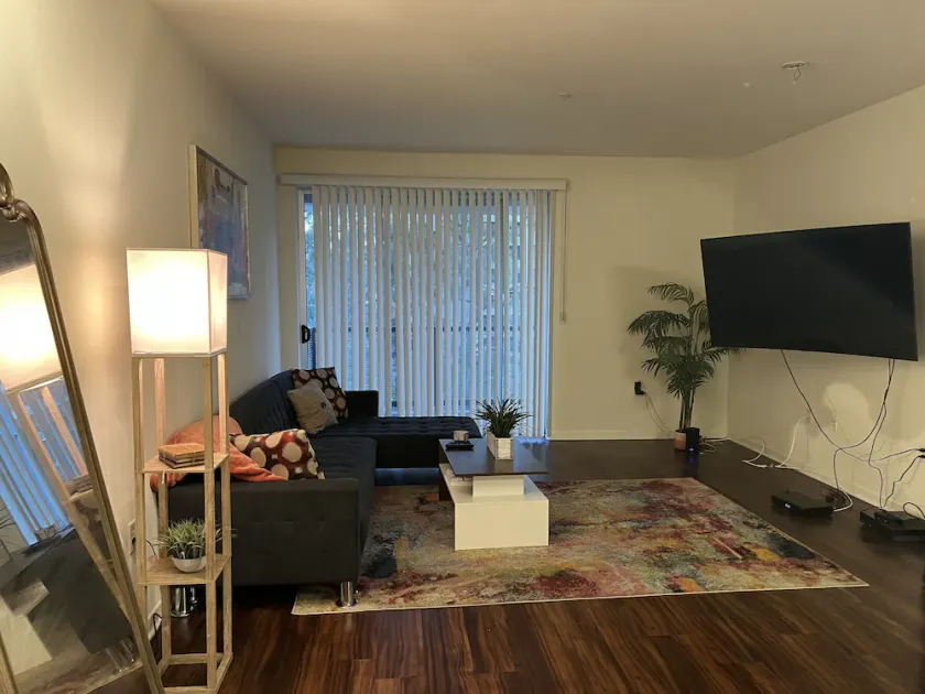 Beautiful Condo in Noho Art District - Image 1