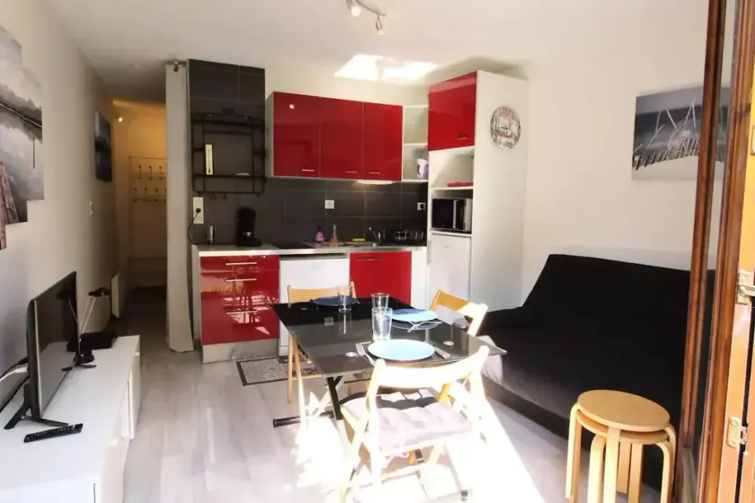 LUCHON EN RDC STUDIO CABINE POUR 2/3 PERS - PARKING - LL - LV - WIFI - Image 1