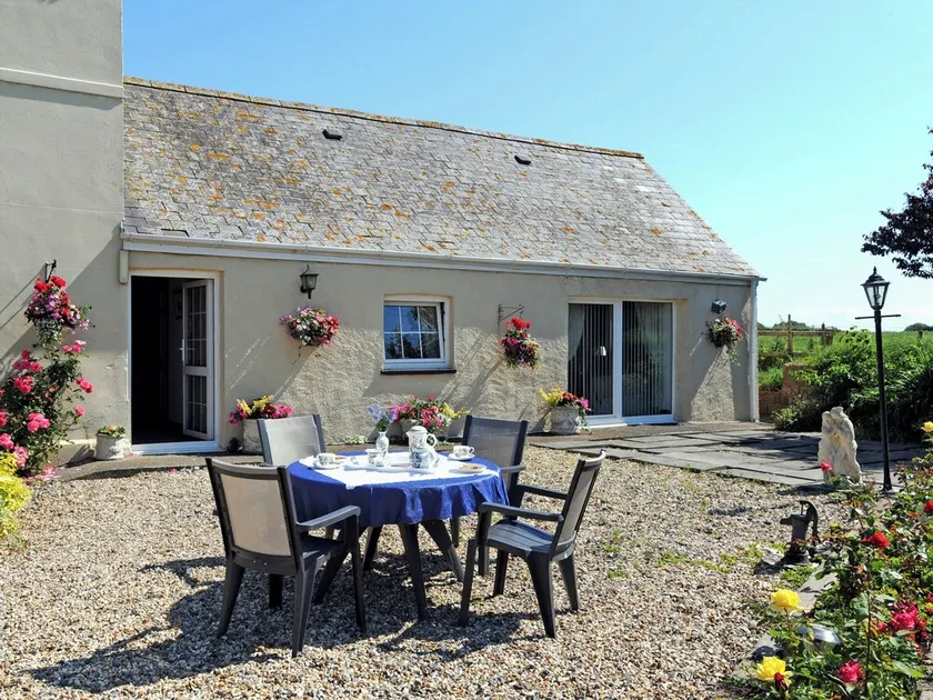 2 bedroom accommodation in Cosheston near Pembroke - Image 1