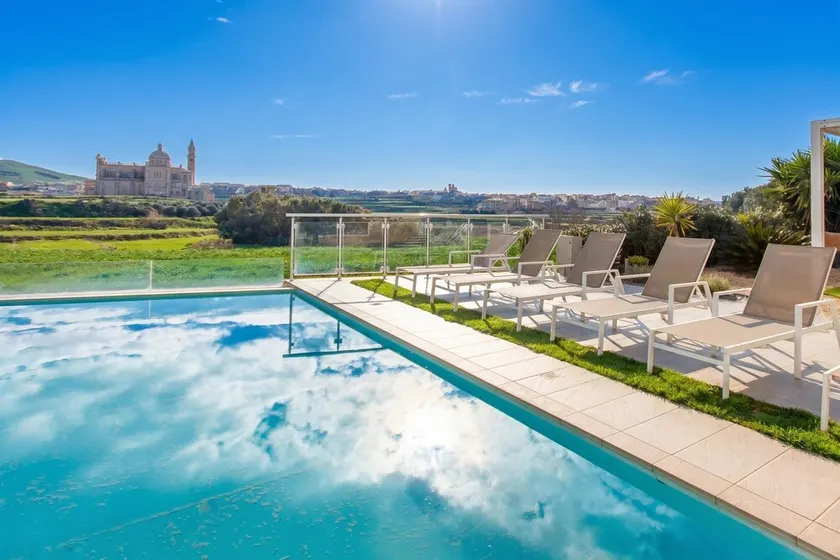 Agréable maison de vacances adaptée aux familles avec jardin, piscine privée et barbecue | Proche Sanctuaire national Ta' Pinu de Għarb | Avec animaux acceptés - Image 1
