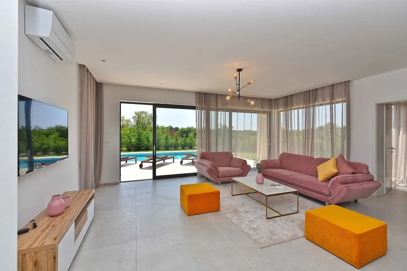 Holiday home with pool and air conditioning - Image 1