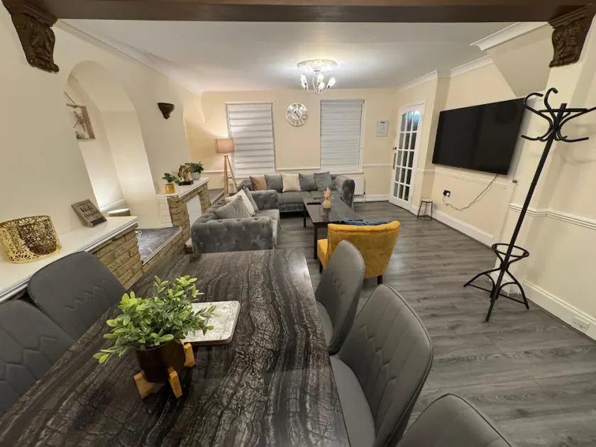 3BR House with Free WiFi All Over UK - Image 1