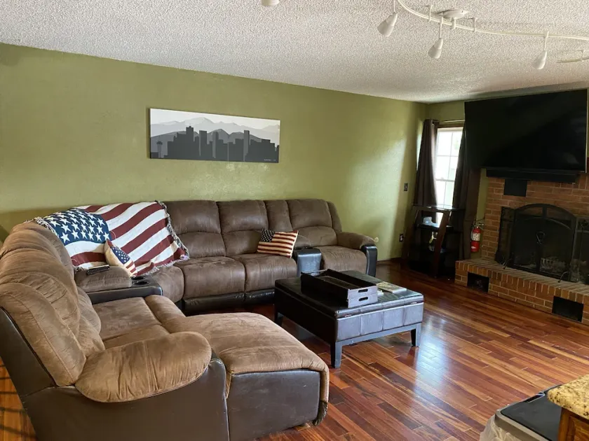 Spacious 5 bedroom house minutes from Red Rocks - Image 1
