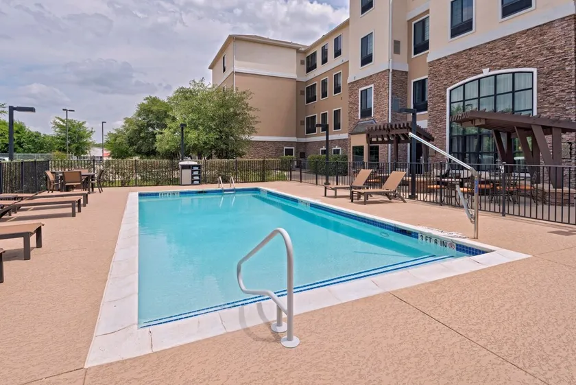 Free Breakfast Buffet Included! Gym, Business Center, Pool Access. - Image 1