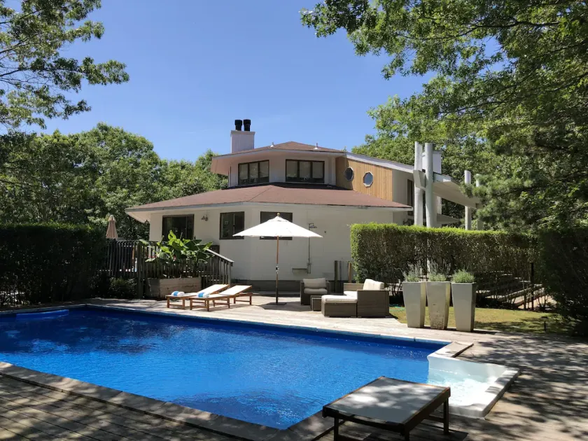Sonniger und stilvoller Rückzugsort in East Hampton mit beheiztem Pool - Image 1