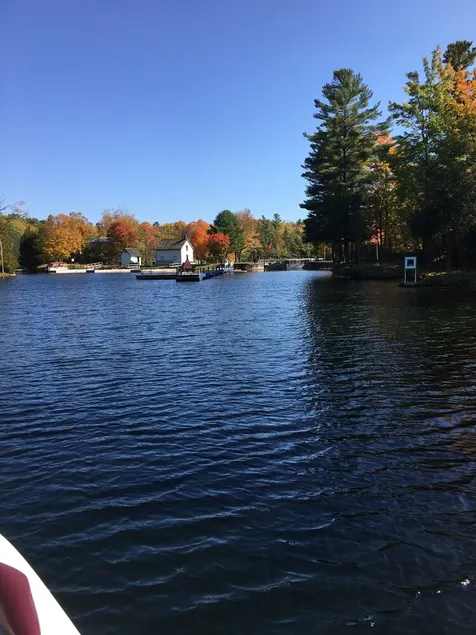 Cabane de pêche / famille sur le magnifique lac Opinicon (région de Kingston-Ottawa) - Image 1