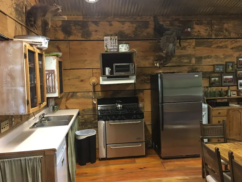 Rustic hunting cabin - Image 1