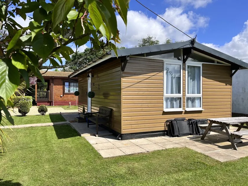 Alberta Lodge, Cedar Springs, Heacham. Just a few minutes walk to the beach. - Image 1