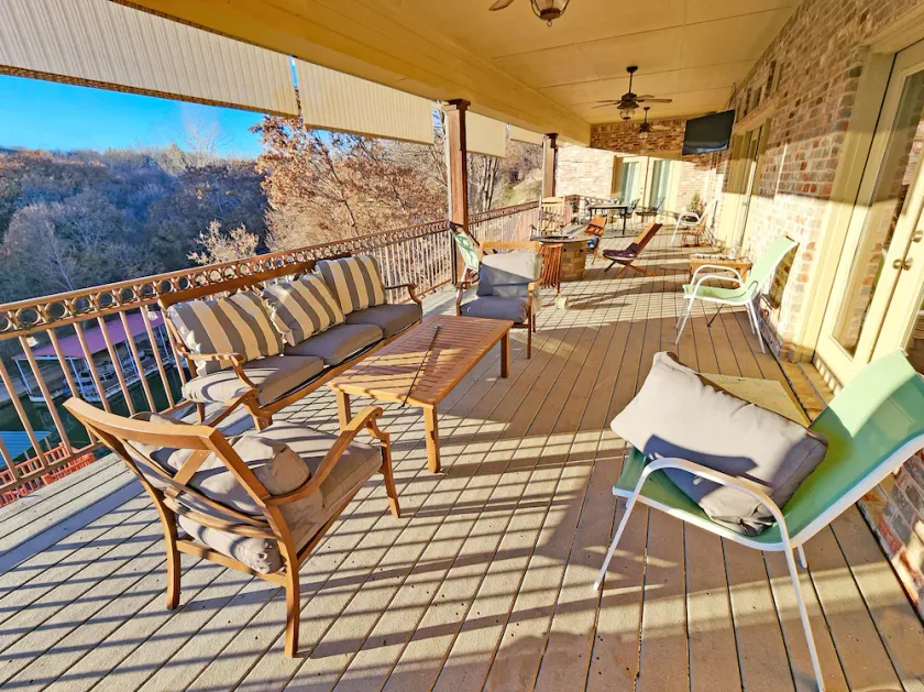 Huge 4 bedroom + loft lakehouse with private dock - 27 min north of Sundance Sq  - Image 1