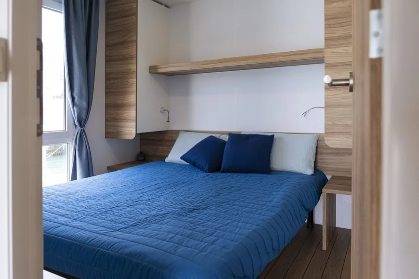 Houseboat in Bisceglie harbor - Image 1