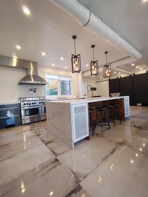 Modern Industrial Getaway - 1 minute walk to the Beach & Boat Launch - Image 1