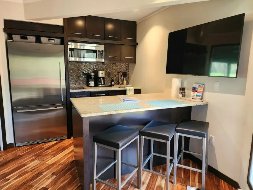 Northern Michigan Retreat- Upscale finishes +Prime location-close to LAKE's - Image 1
