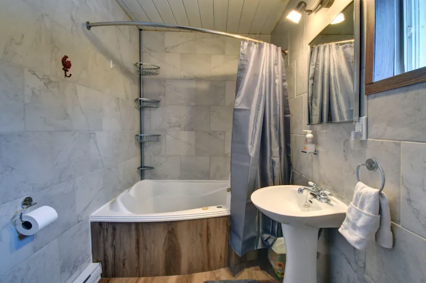  Romantic Cabin Getaway with Hot Tub - Image 1